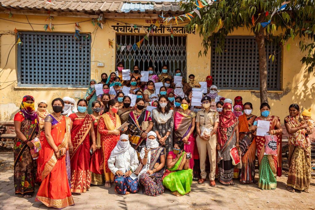 Manjari Sharma and farm didis in Khultabad district, Aurnagabad, Maharashtra.